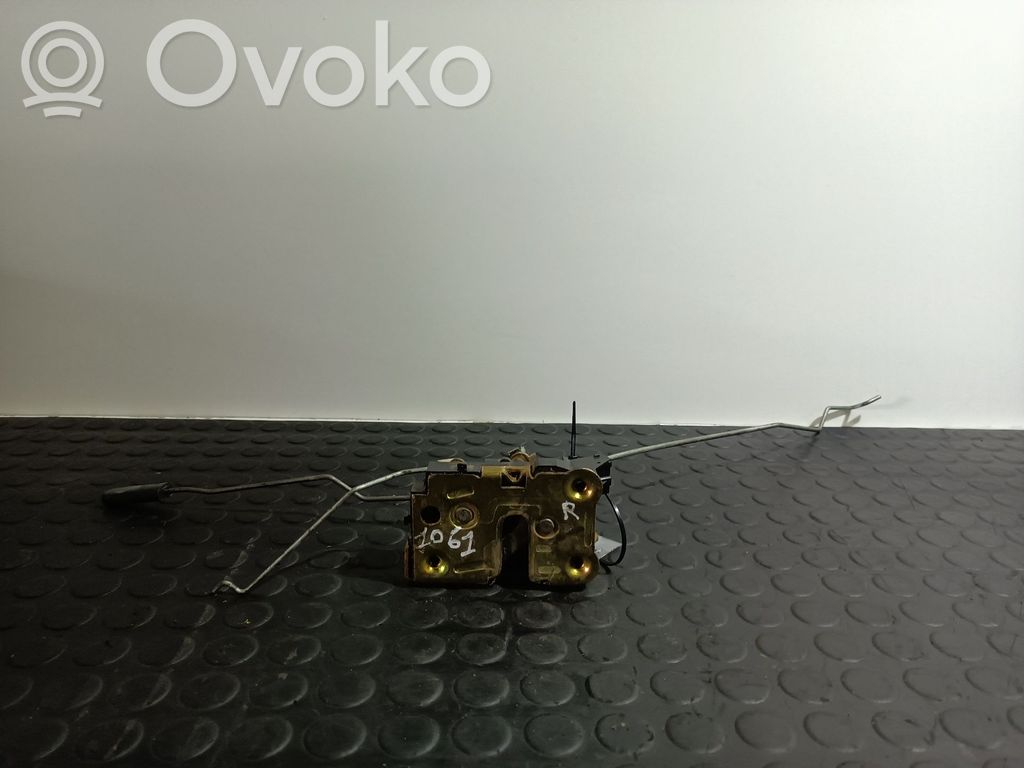 Opel Corsa B Priekšpusē slēdzene 