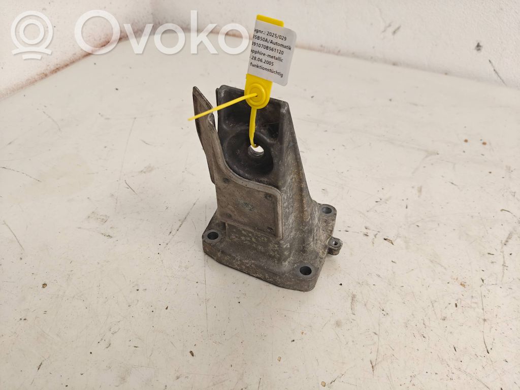 BMW 5 E60 E61 Engine mounting bracket 