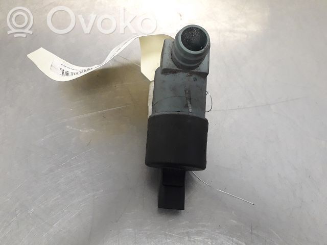 Renault Sandero I Windscreen/windshield washer pump 