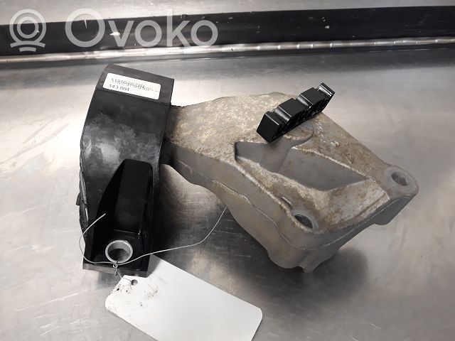 Engine mounting bracket   112106577R