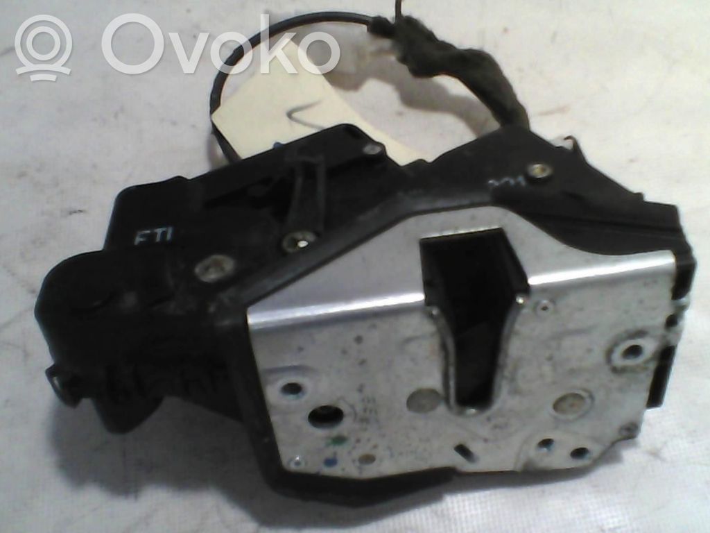 BMW 3 E46 Zamek drzwi przednich 