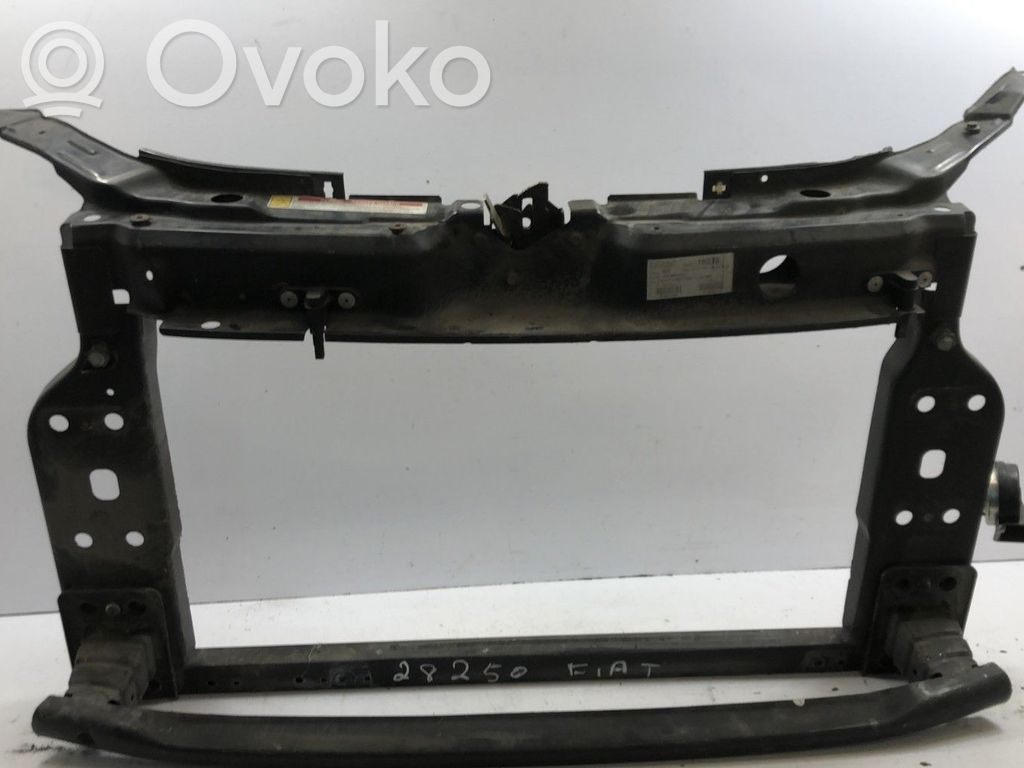 Fiat 500 Radiatoru paneļa augšējā daļa (televizors) 