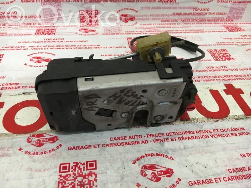 Opel Astra H Takaoven lukko 