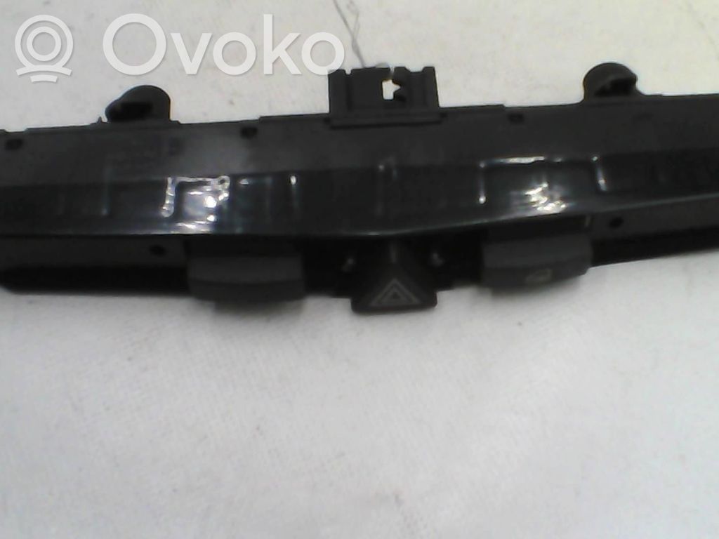 Opel Astra H Hazard light switch 