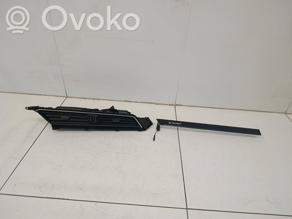 Audi Q8 e-tron Ramka deski rozdzielczej 