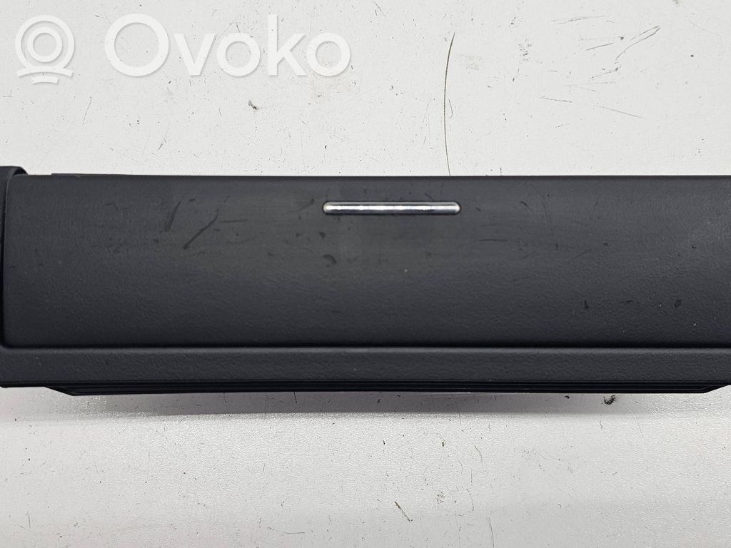BMW 3 E46 Peleninė panelėje 