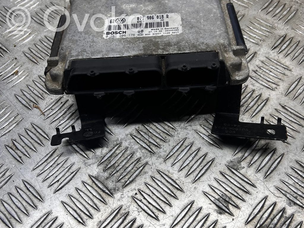 Volkswagen Golf IV Engine control unit/module 