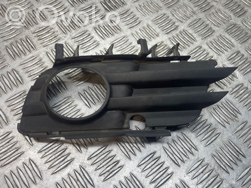 Opel Zafira B Moldura/rejilla de la luz antiniebla delantera 