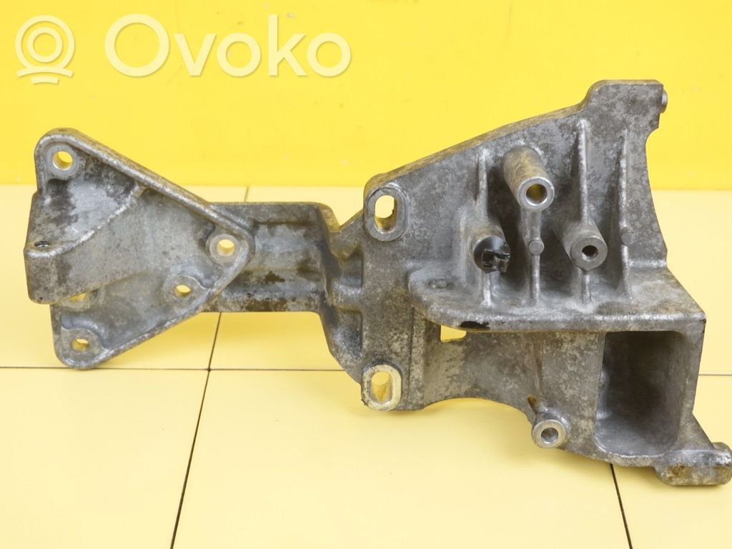 Volvo V40 Engine mounting bracket 
