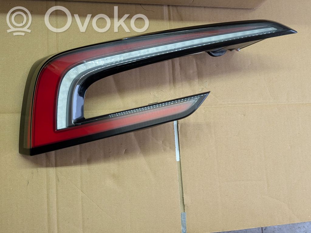 Tesla Model 3 Galinis žibintas dangtyje 