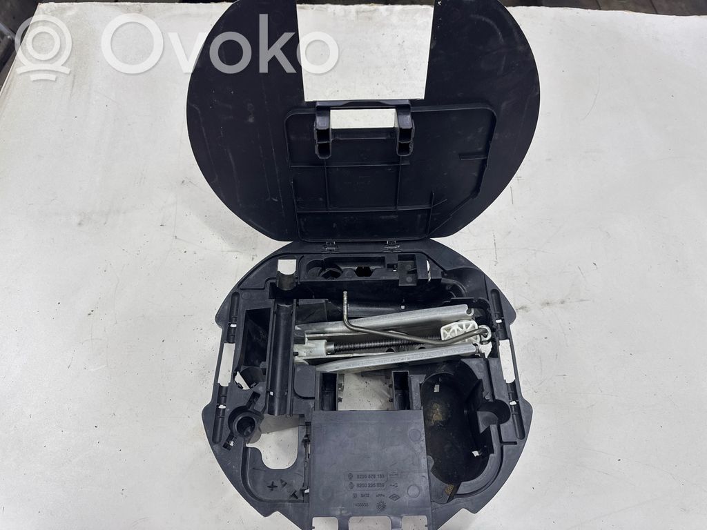 Renault Clio III Zestaw narzędzi 