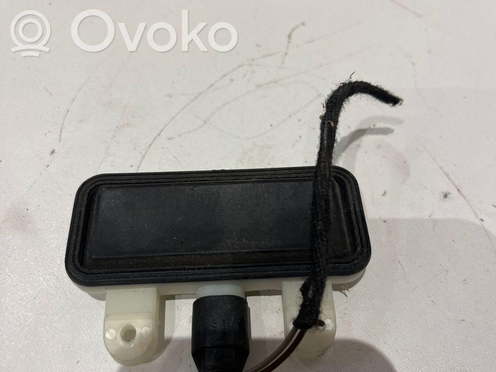 Mercedes-Benz C W204 Tailgate opening switch 