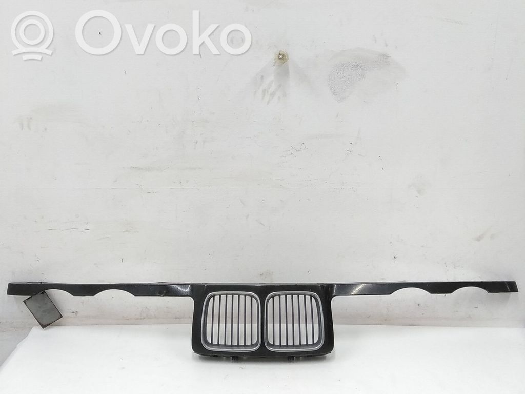 BMW 5 E34 Apatinė dalis radiatorių panelės (televizoriaus) 