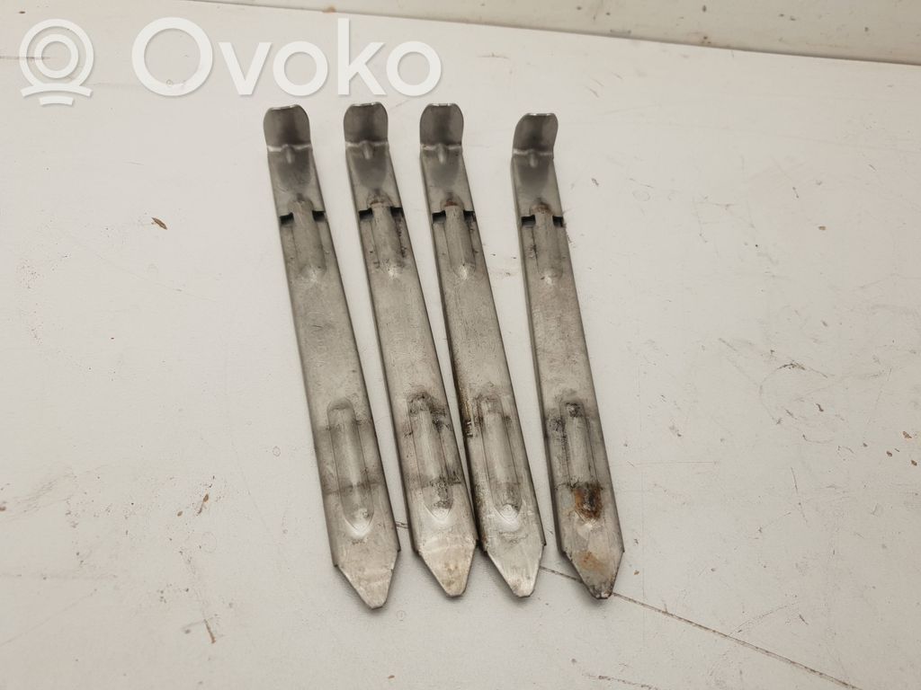 Volvo XC70 Headlight/headlamp mounting bracket 