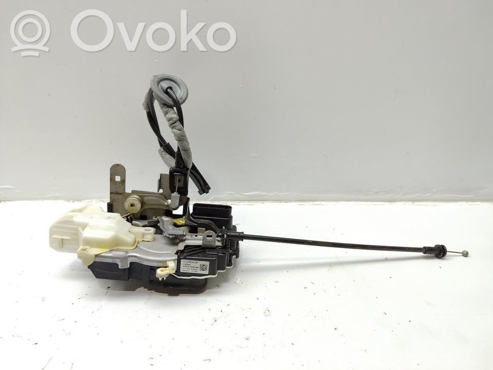 Volvo V40 Priekšpusē slēdzene 