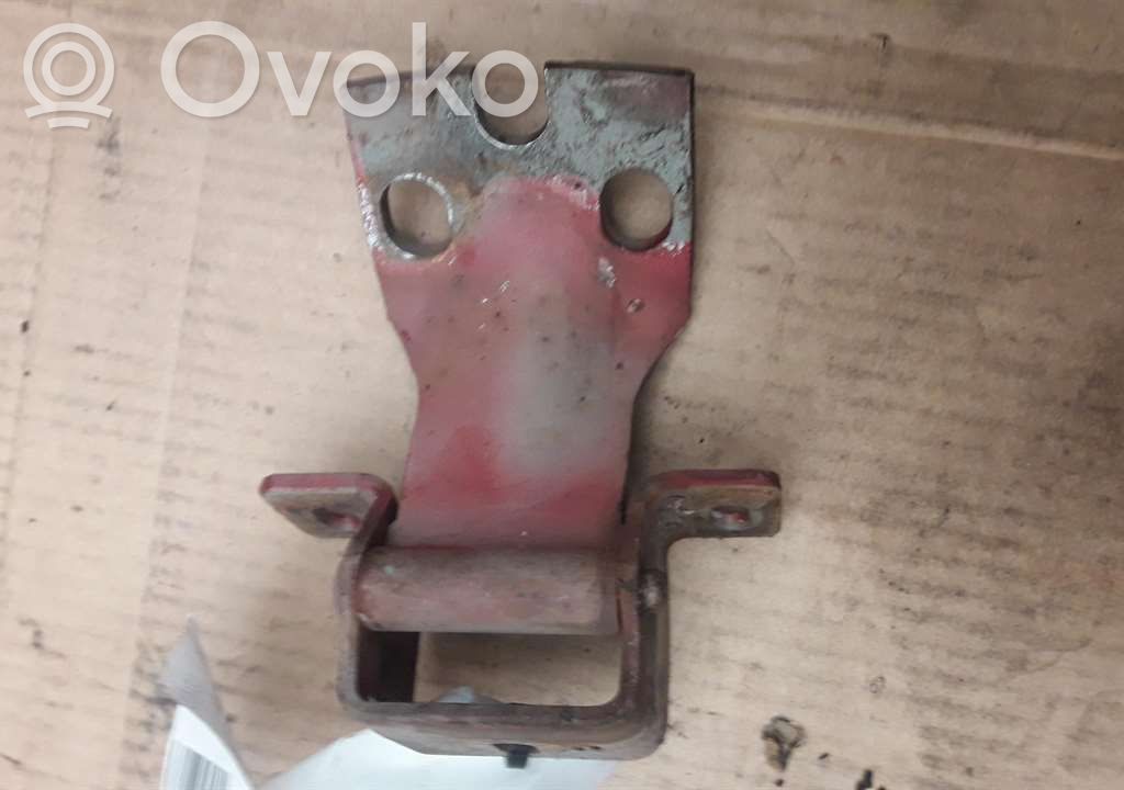 Bisagra inferior puerta delantera