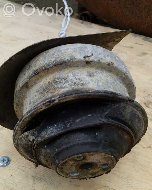 Engine mount bracket