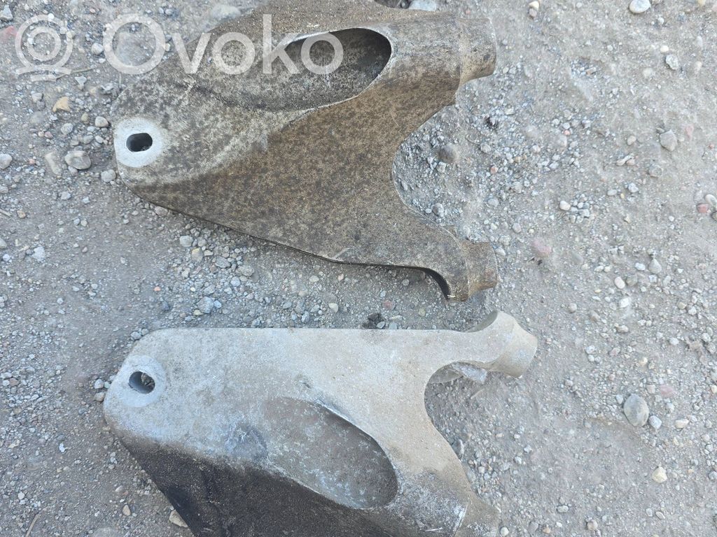 Engine mounting bracket   BR336037AB