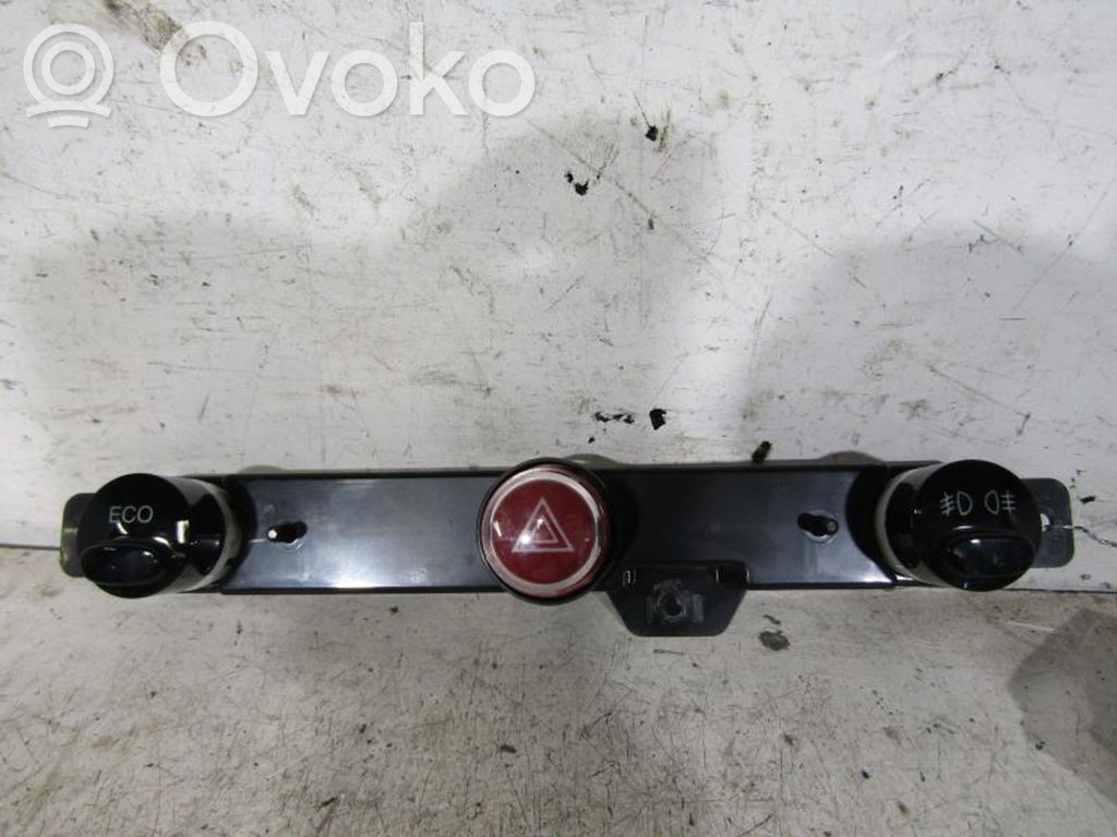 Fiat 500 Botón interruptor de luz de peligro 