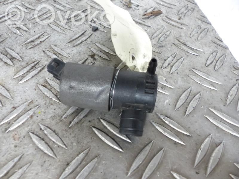 Windscreen/windshield washer pump   1698640