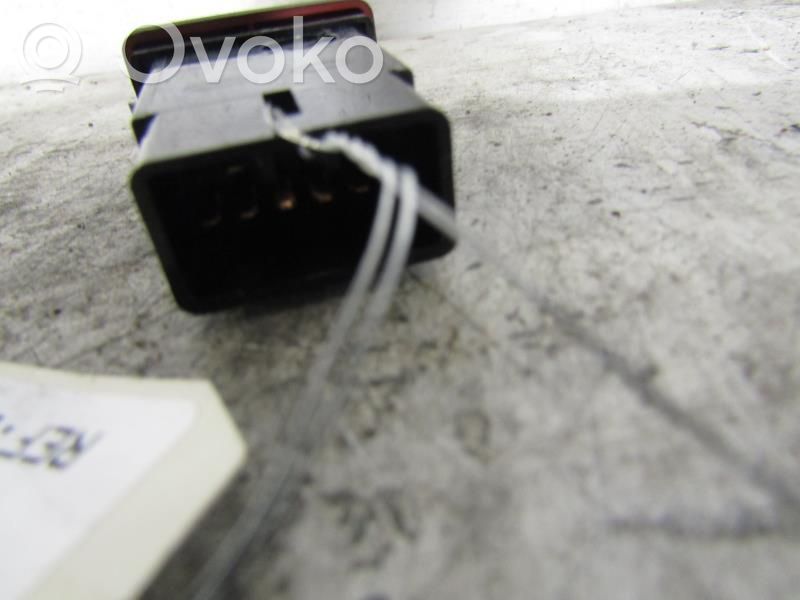 Botón interruptor de luz de peligro   937903A000