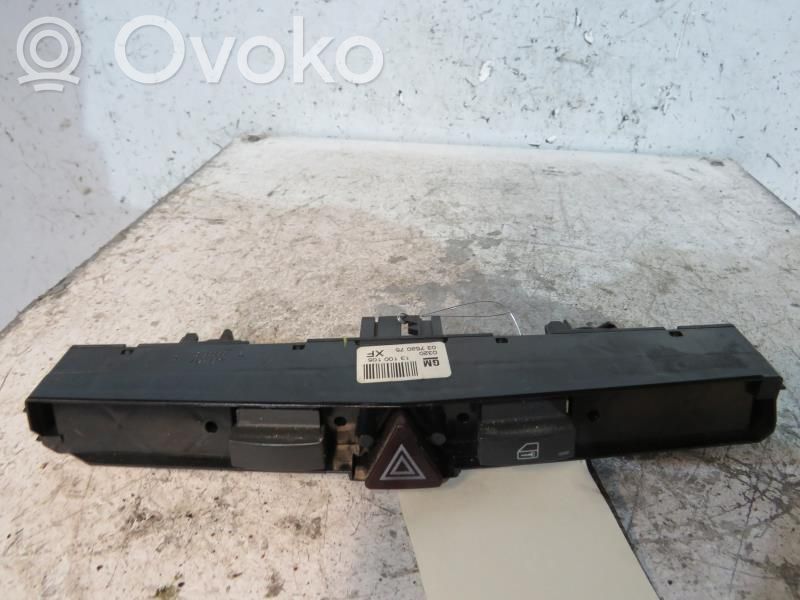 Opel Astra H Hätävilkkujen kytkin 