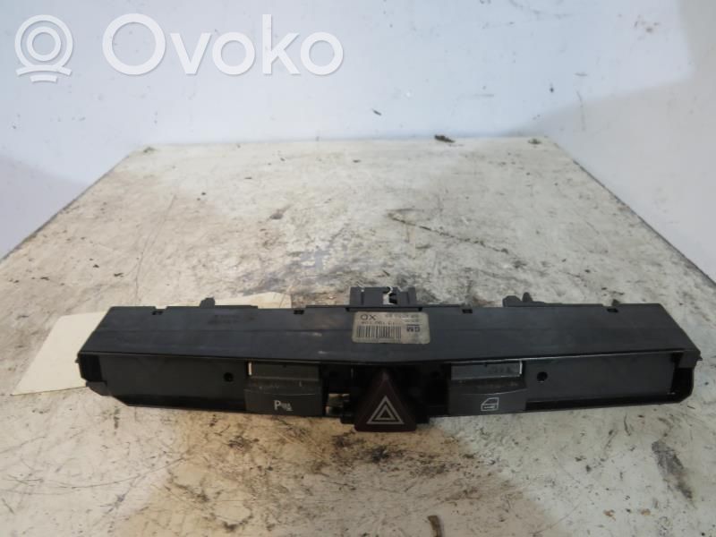 Opel Astra H Hätävilkkujen kytkin 