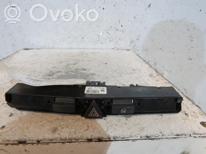 Opel Astra H Hätävilkkujen kytkin 