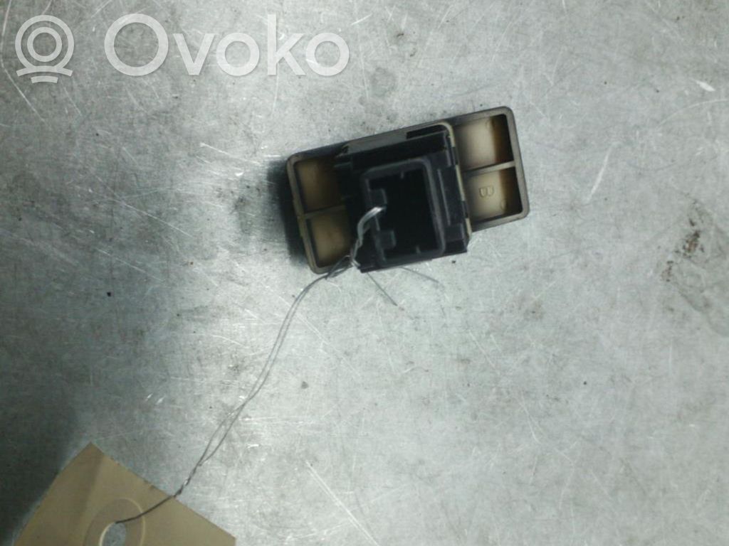 Botón interruptor de luz de peligro   3743062J00P4Z