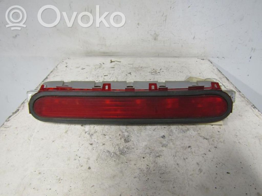 Kolmas/lisäjarruvalo   815700F011