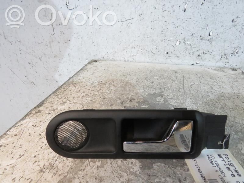 Volkswagen PASSAT B5 Manecilla interna puerta trasera 