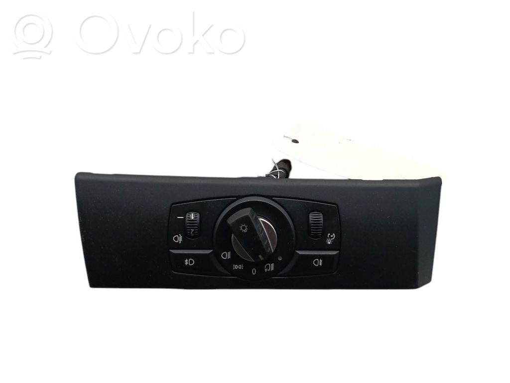 Light switch   698856601