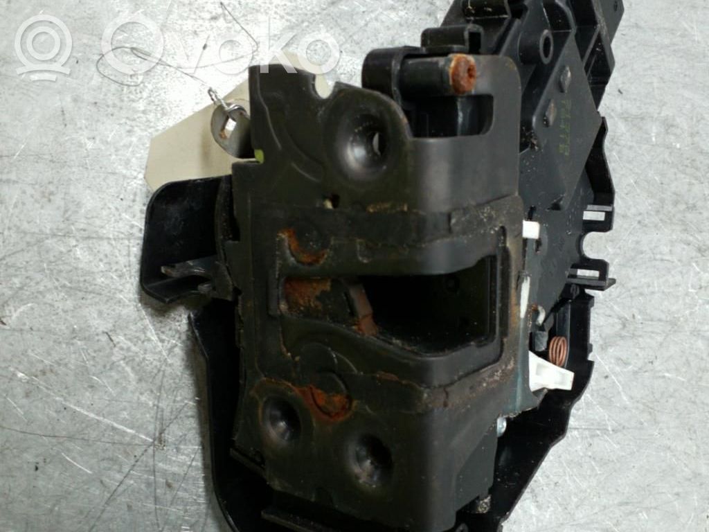 Cerradura de puerta delantera   4892360