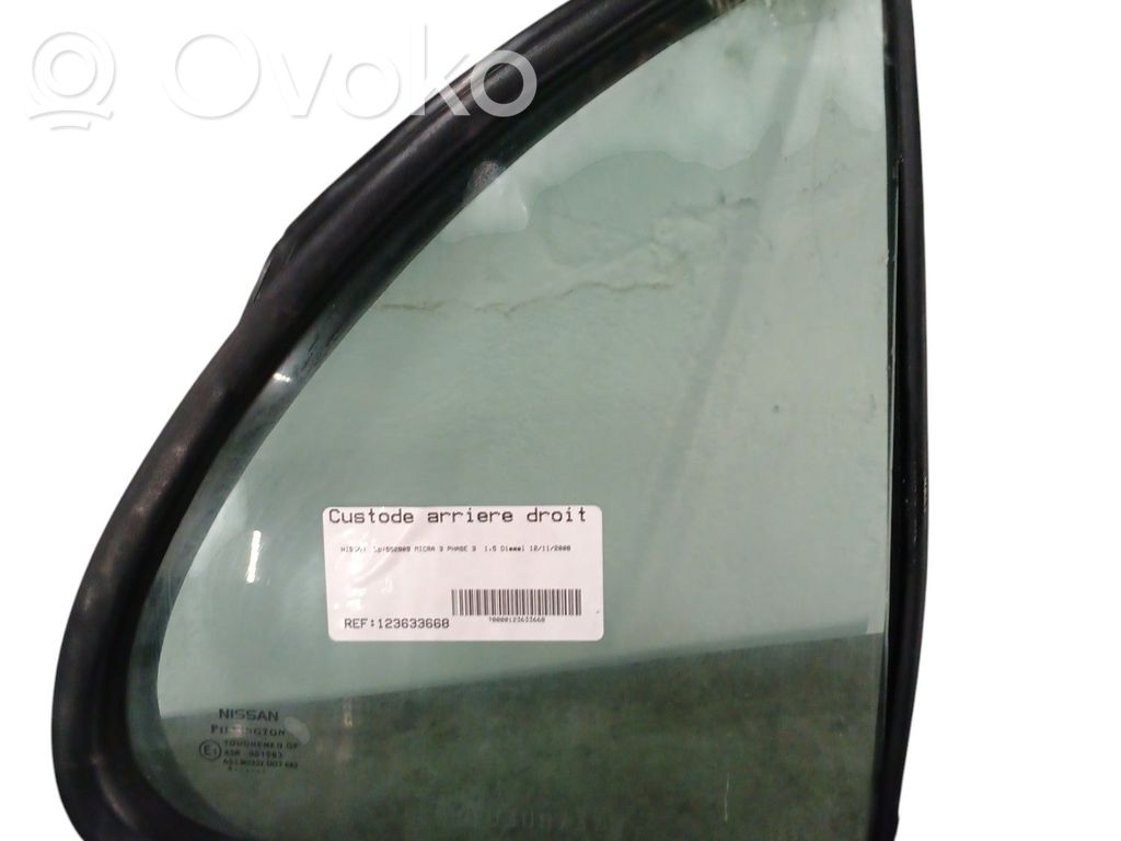 Ventanilla de ventilación de la puerta trasera   82262AX100