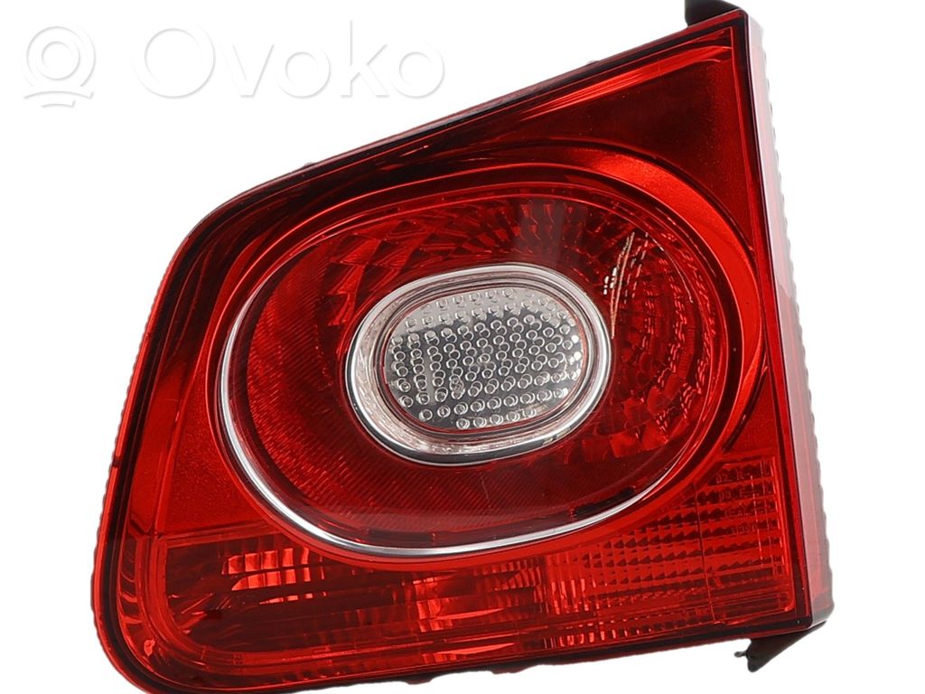 Volkswagen Tiguan Lampă spate în capacul portbagajului 