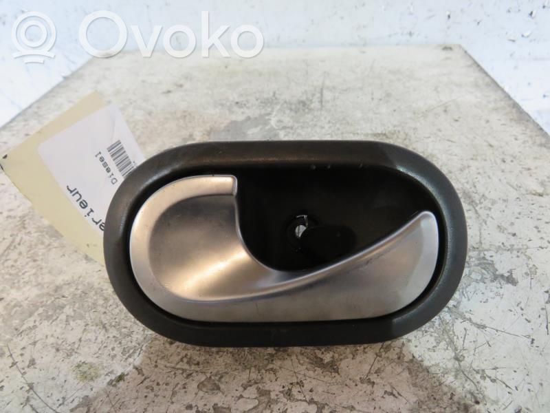Renault Clio III Manecilla interna puerta delantera 