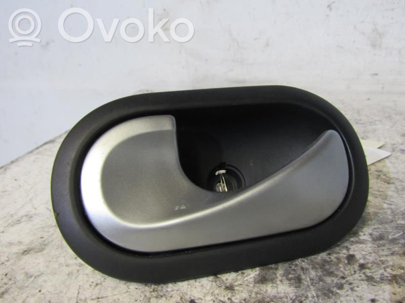 Renault Clio III Manecilla interna puerta trasera 