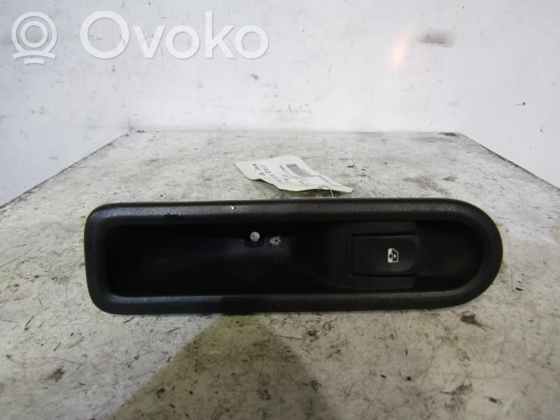 Interrupteur commade lève-vitre   8200214936