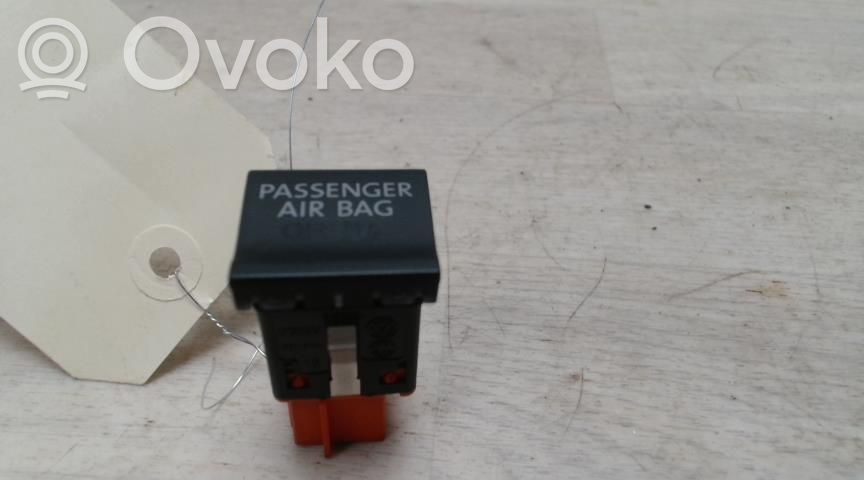 Volkswagen Polo V 6R Wyłącznik poduszki powietrznej Airbag pasażera 