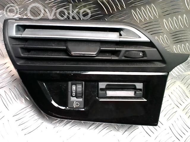 Citroen C4 II Picasso Rejilla de ventilación central del panel 