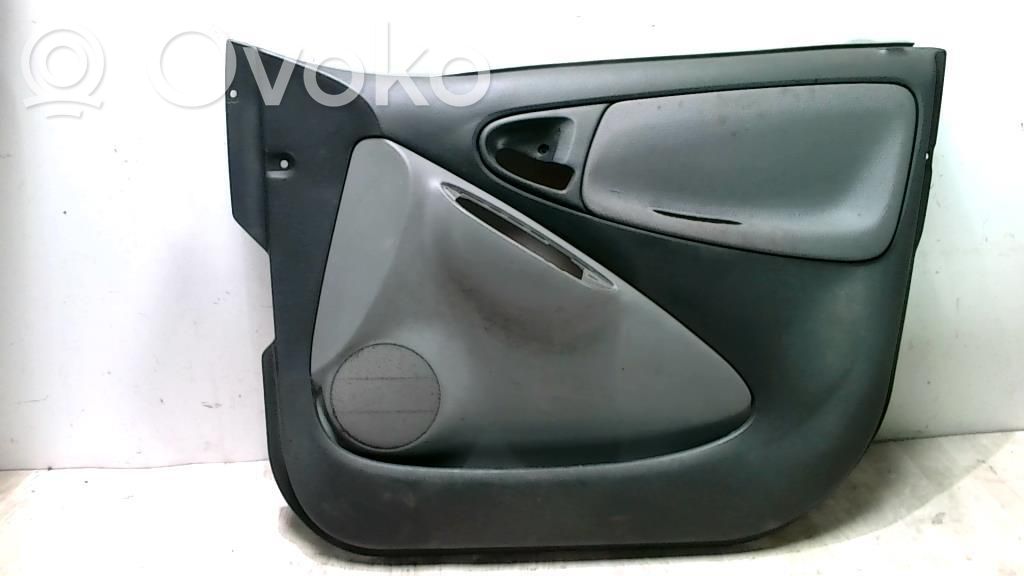 Toyota Yaris Boczki / Poszycie drzwi przednich 