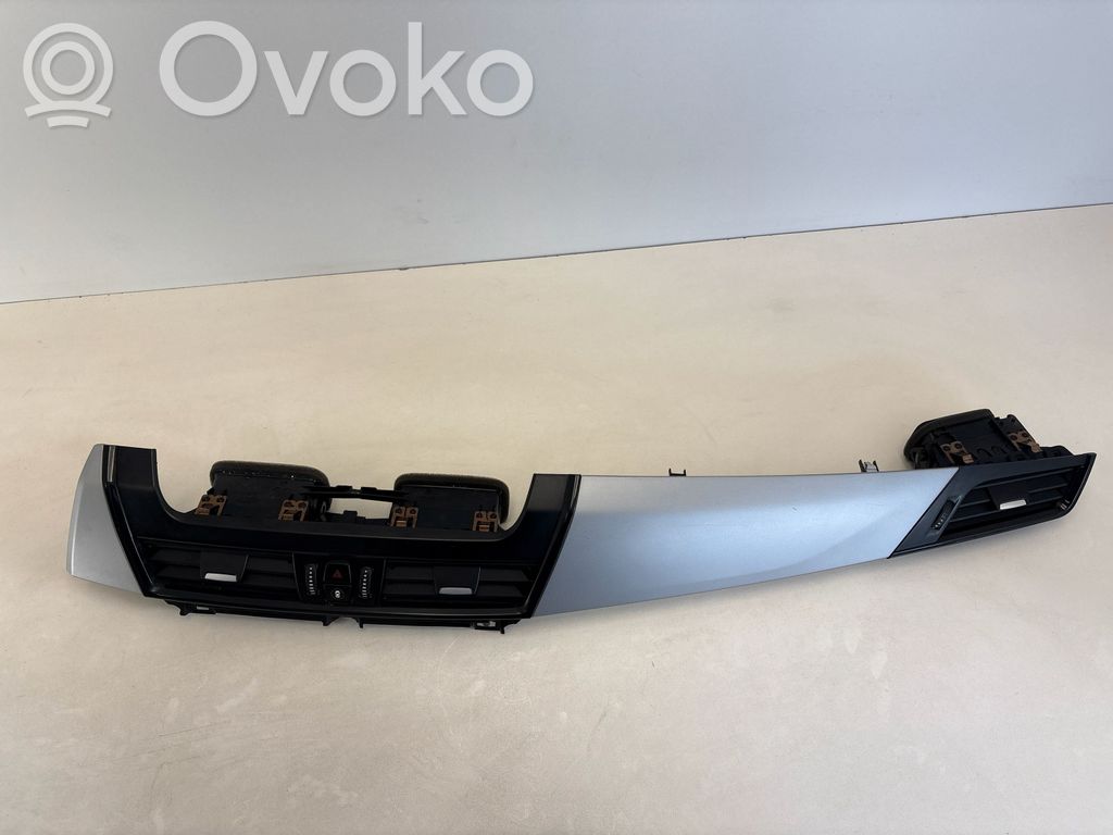 BMW 2 F46 Centrinės oro grotelės 