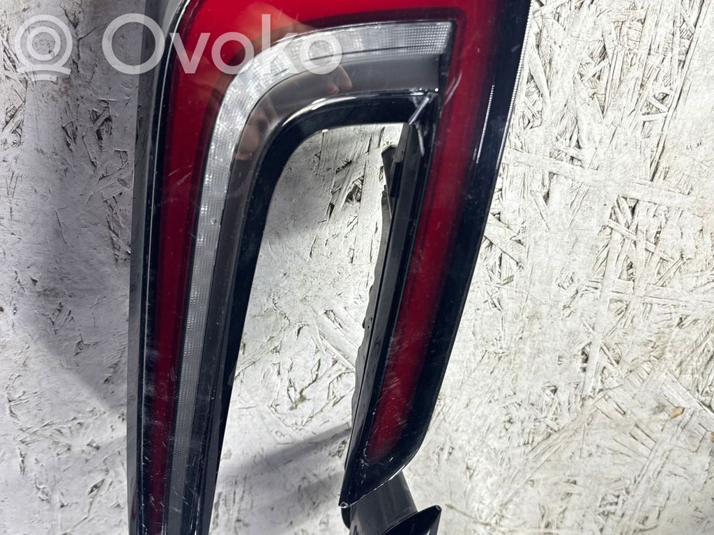 Tesla Model 3 Aizmugurējais lukturis virsbūvē 