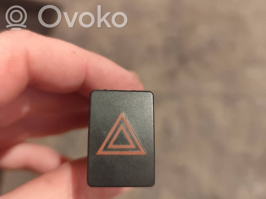 Nissan Qashqai Avarinių žibintų jungtukas 