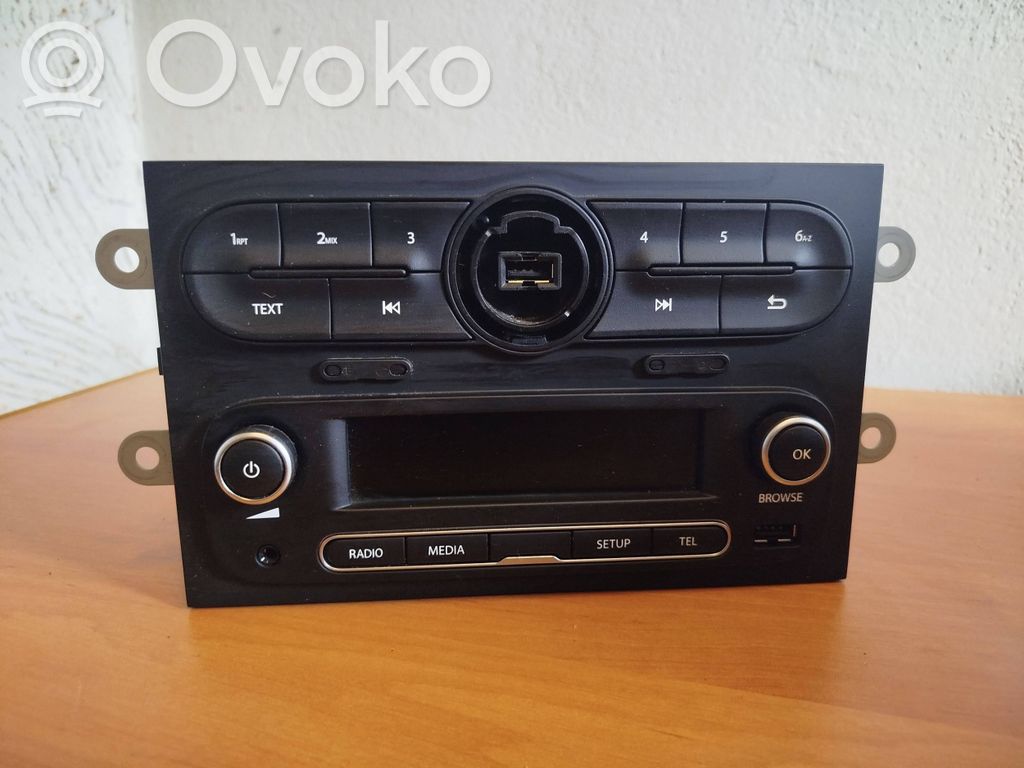 Renault Twingo III Panel / Radioodtwarzacz CD/DVD/GPS 