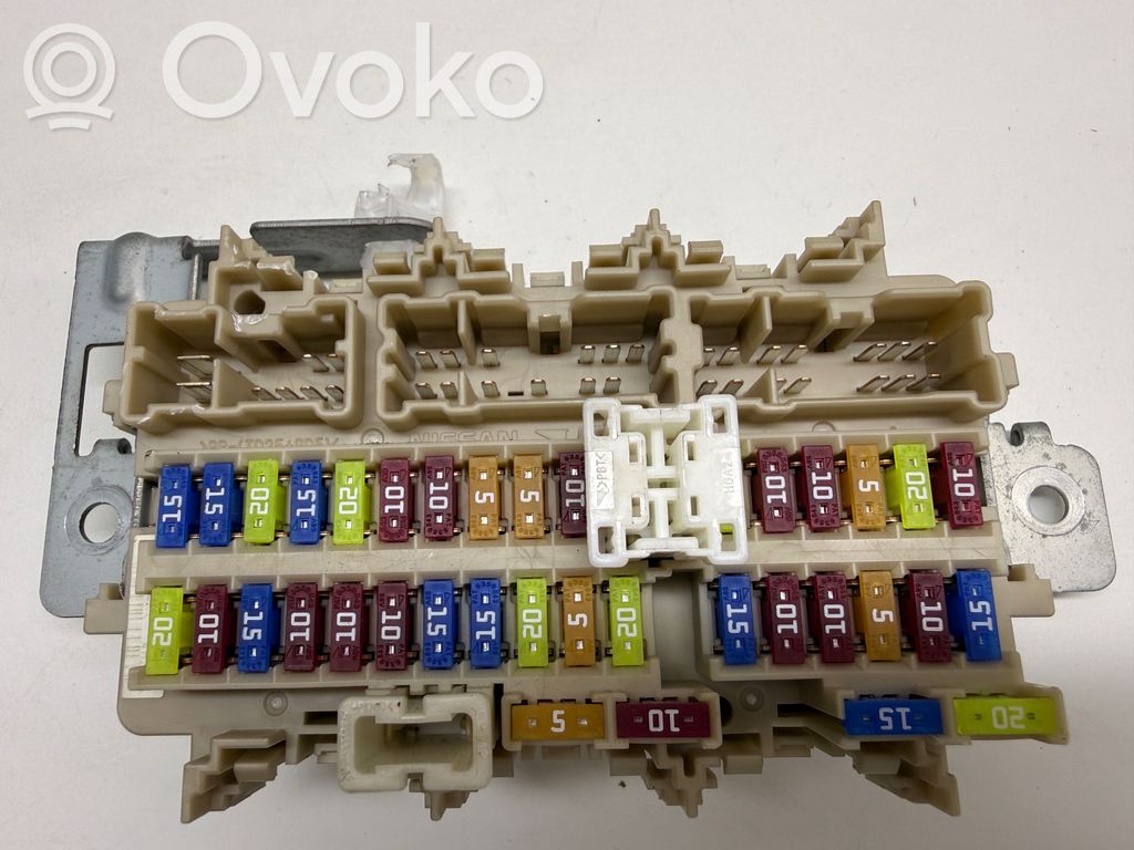 Nissan Qashqai Ramka / Moduł bezpieczników 