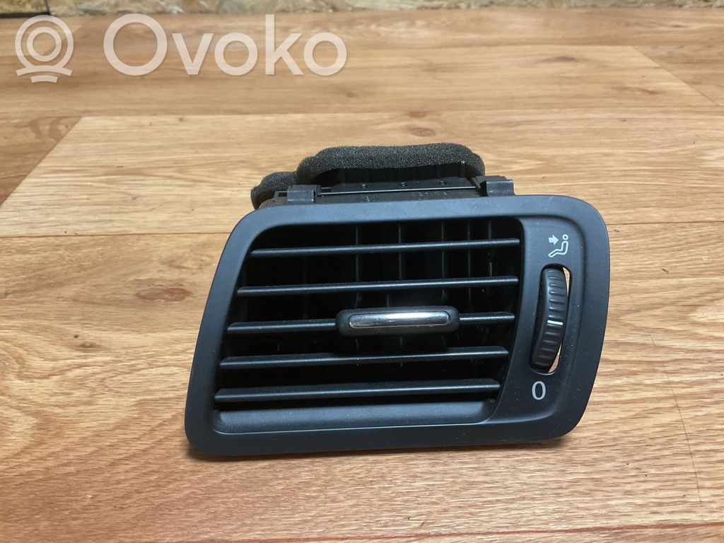 Volkswagen PASSAT B6 Moldura protectora de la rejilla de ventilación lateral del panel 