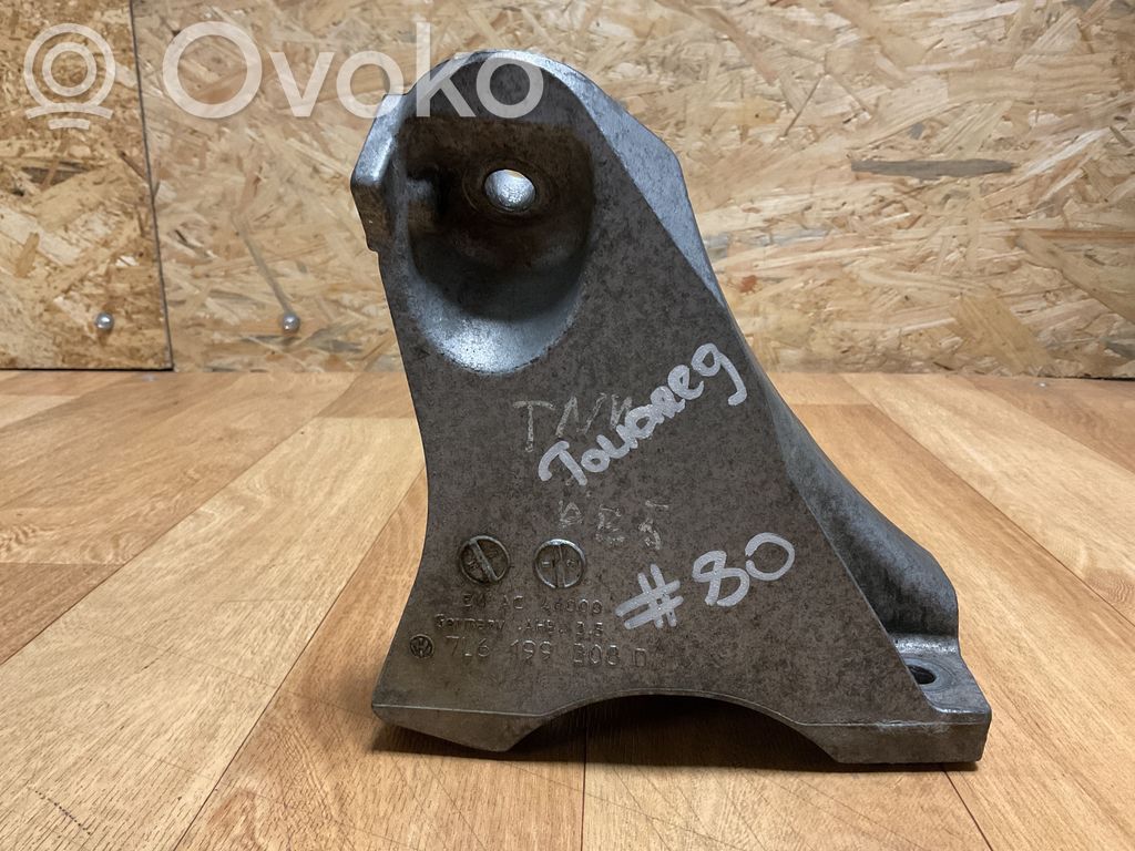 Volkswagen Touareg II Engine mounting bracket 