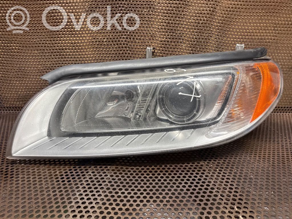 Volvo V70 Lampa przednia 