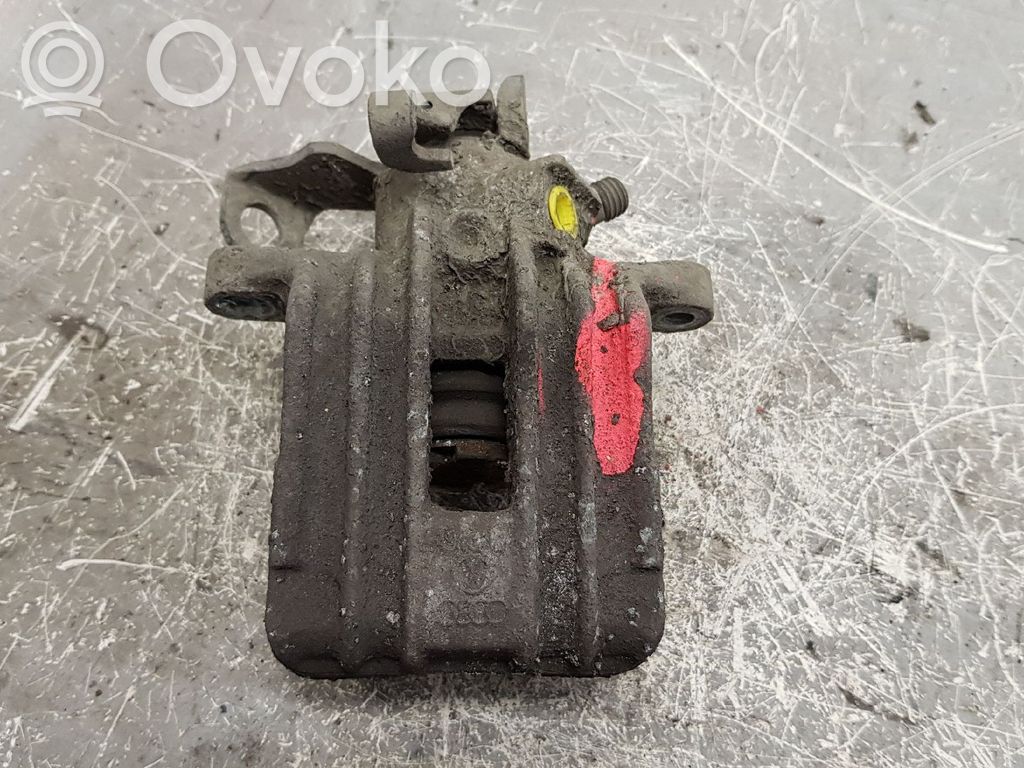 Volkswagen Golf IV Tylny zacisk hamulcowy 